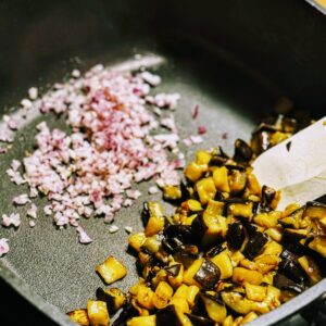 Zwiebeln und Knoblauch anbraten