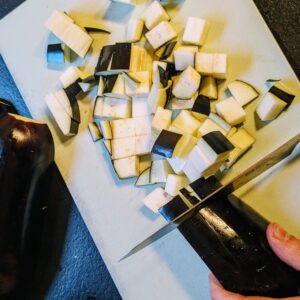 Auberginen schneiden